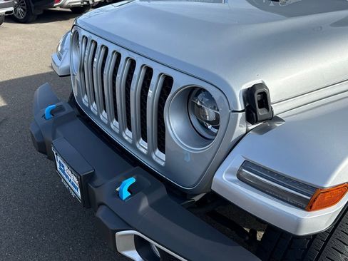 Used 2022 Jeep Wrangler Unlimited Sahara w/ Cold Weather Group AWD/4WD image 9