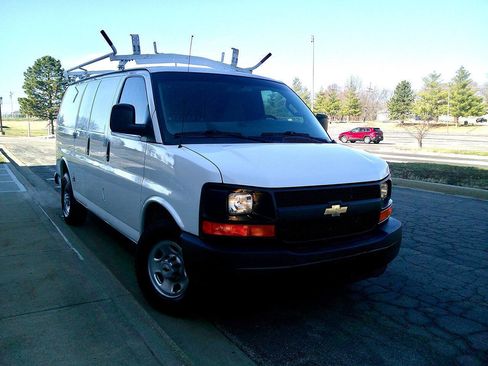 Used 2017 Chevrolet Express 2500 image 4