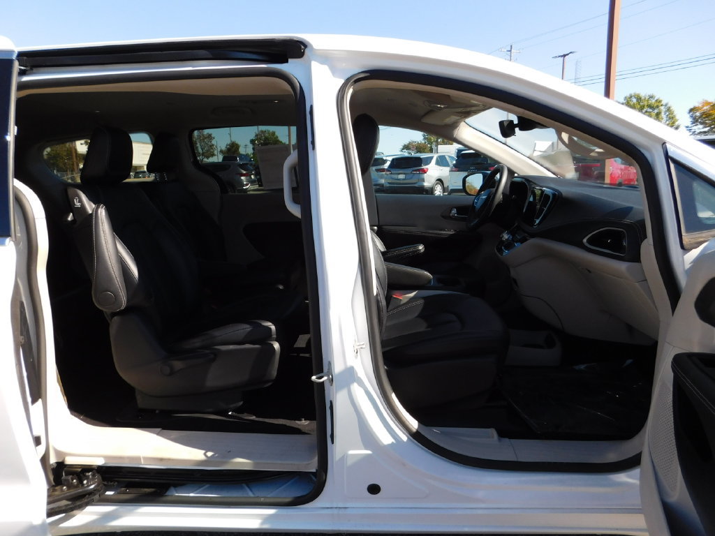 Used 2024 Chrysler Pacifica Limited FWD image 14