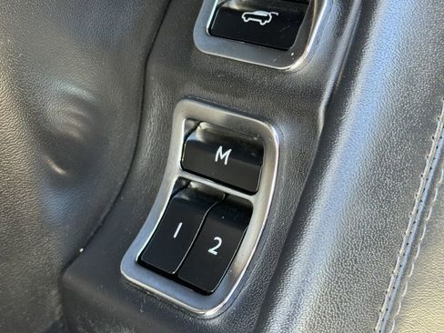 Used 2017 Bentley Bentayga image 26