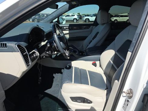 Used 2022 Porsche Cayenne Platinum Edition AWD/4WD image 3