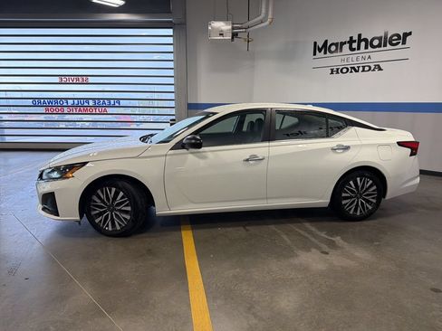 Used 2025 Nissan Altima 2.5 SV FWD image 8