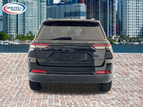 Used 2024 Jeep Grand Cherokee Altitude RWD image 4
