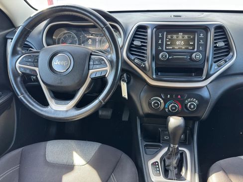 Used 2015 Jeep Cherokee Sport image 19