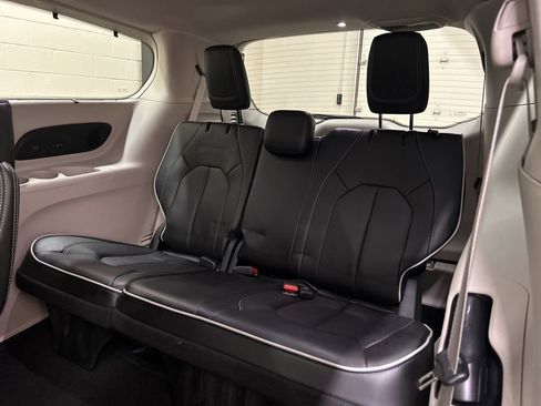 Used 2024 Chrysler Pacifica Limited w/ Uconnect Theater Family Group FWD image 9