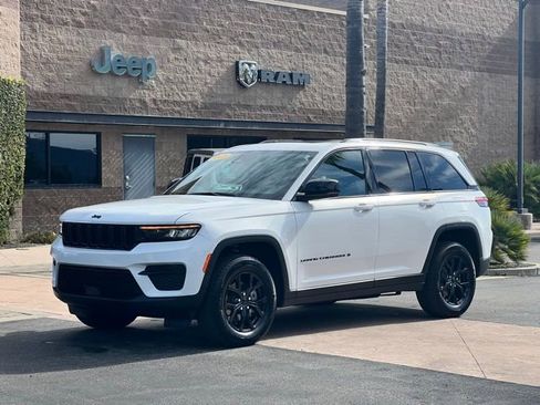 Used 2025 Jeep Grand Cherokee Altitude image 4