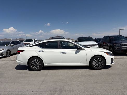 Used 2025 Nissan Altima 2.5 SV FWD image 2