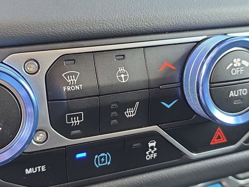 Used 2024 Jeep Wrangler Unlimited Sahara image 23