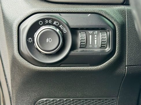 Used 2018 Jeep Wrangler Unlimited Sahara AWD/4WD image 33