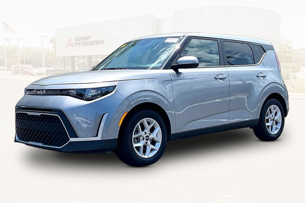 Used 2025 Kia Soul LX w/ LX Technology Package FWD image 1