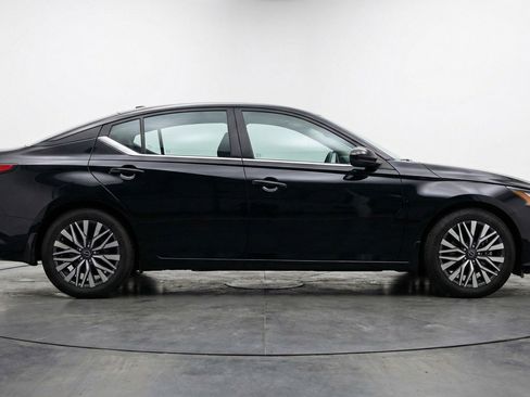 Used 2025 Nissan Altima 2.5 SV FWD image 11