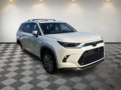 Used 2026 Toyota Grand Highlander FWD image 3