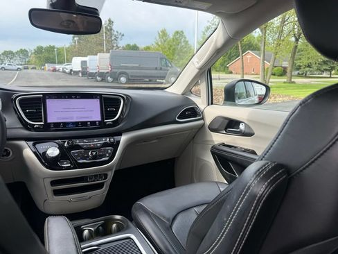Used 2023 Chrysler Pacifica Touring-L FWD image 40