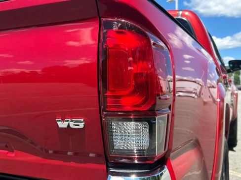 Used 2019 Toyota Tacoma SR5 AWD/4WD image 10