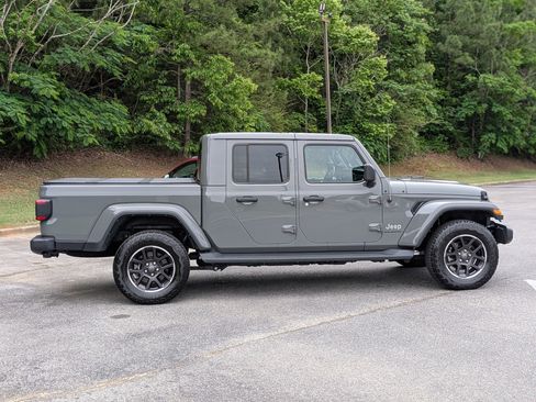 Used 2023 Jeep Gladiator Overland w/ LED Lighting Group AWD/4WD image 10