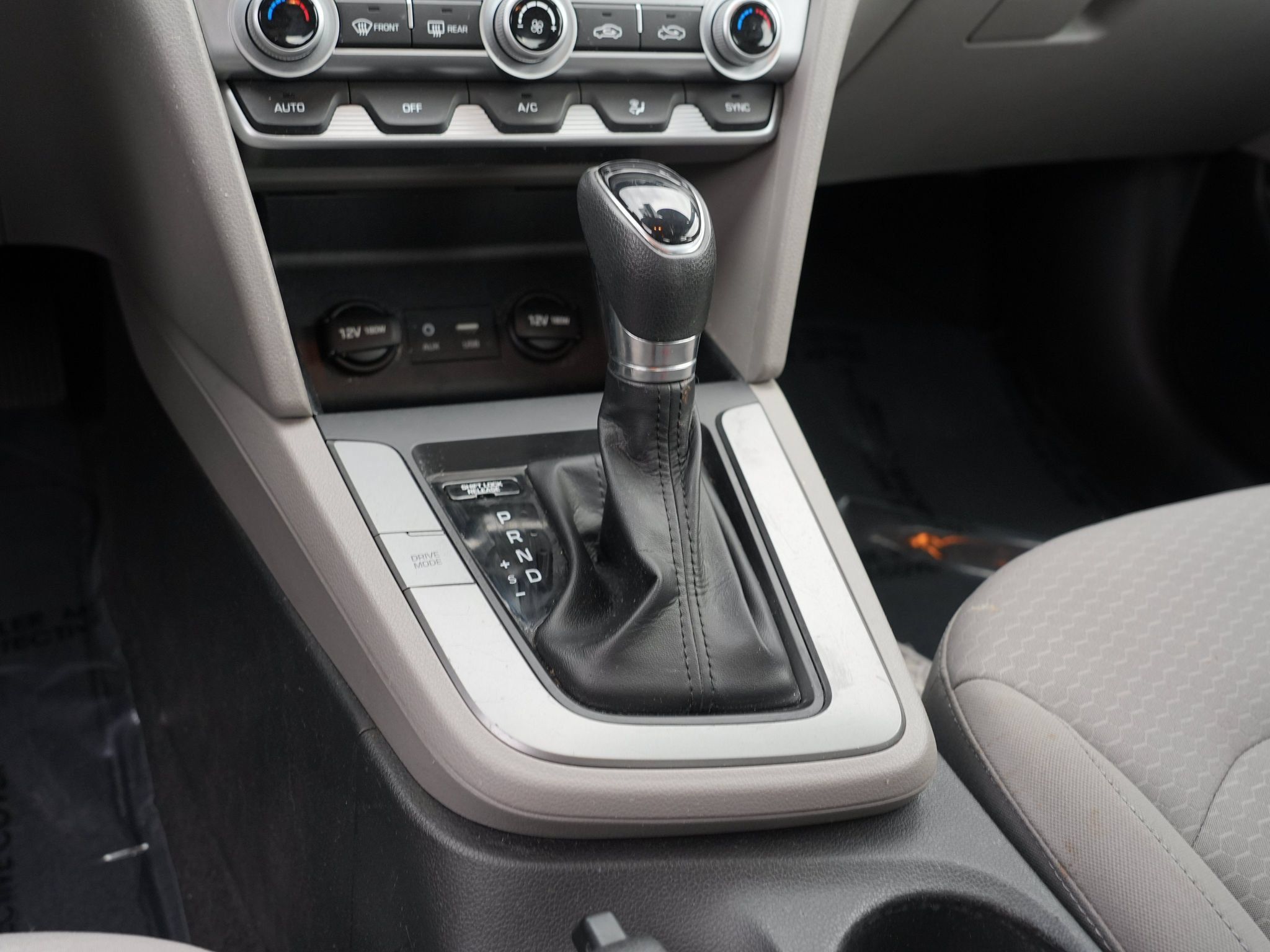 Used 2020 Hyundai Elantra SE FWD image 26