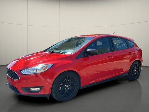 Used 2016 Ford Focus SE w/ Equipment Group 201A image 3