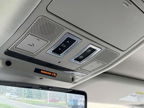 Used 2020 Land Rover Defender 110 SE image 29