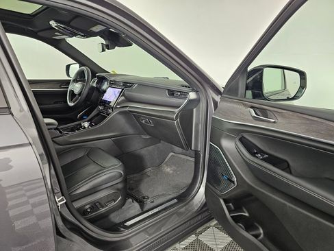 Used 2023 Jeep Grand Cherokee Overland AWD/4WD image 38