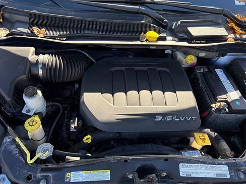 Used 2012 Chrysler Town & Country Touring-L w/ Driver Convenience Group image 13