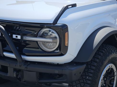 Used 2023 Ford Bronco Outer Banks w/ Sasquatch Package AWD/4WD image 12
