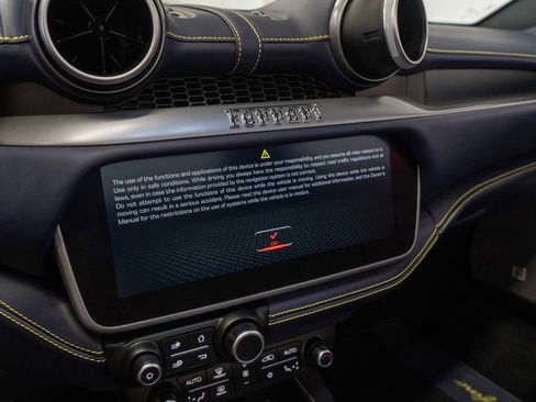 Used 2019 Ferrari Portofino RWD image 9