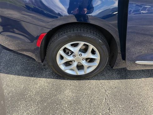 Used 2020 Chrysler Pacifica Touring-L w/ Tire & Wheel Group image 28