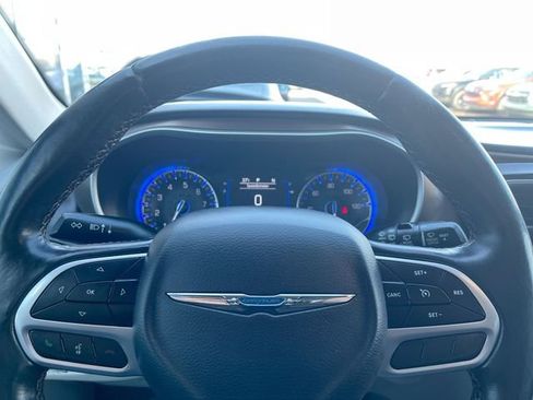 Used 2019 Chrysler Pacifica Touring-L image 11