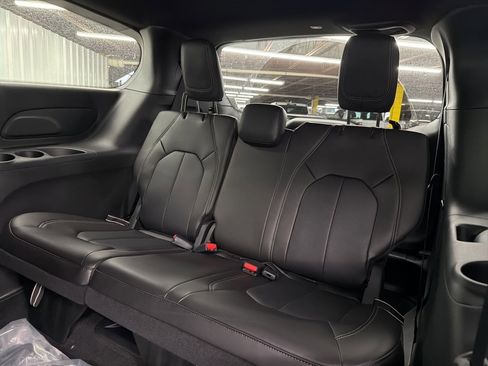 New 2026 Chrysler Pacifica Select image 12