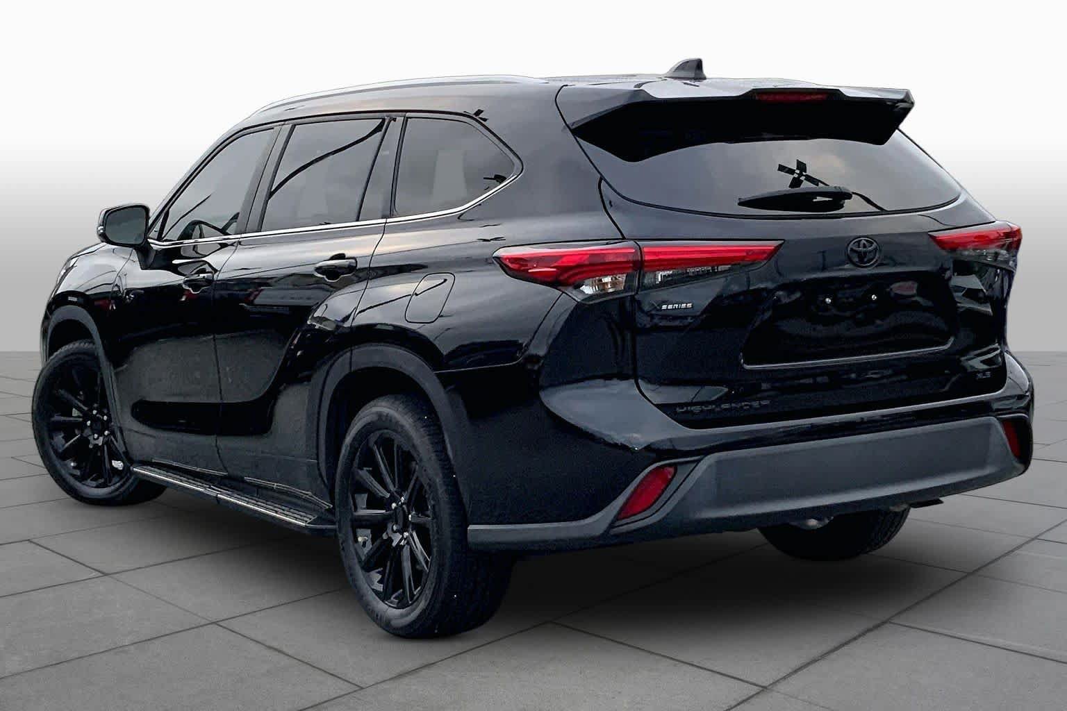 Used 2023 Toyota Highlander XLE FWD image 11