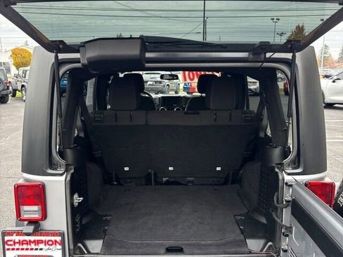 Used 2018 Jeep Wrangler Unlimited Rubicon w/ Connectivity Group image 14