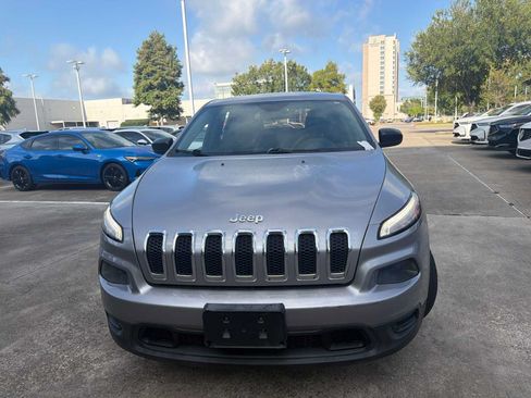 Used 2017 Jeep Cherokee Sport FWD image 2