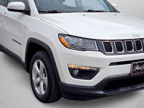 Used 2018 Jeep Compass Latitude AWD/4WD image 32