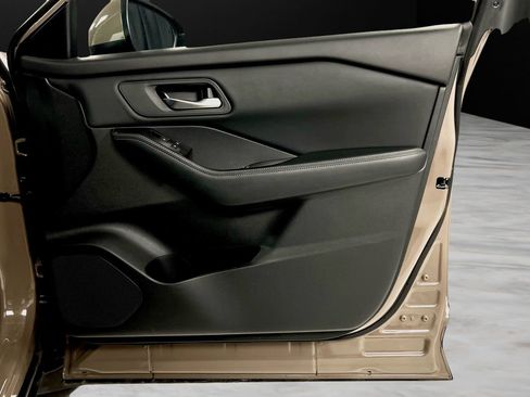 Used 2025 Nissan Rogue SV image 38