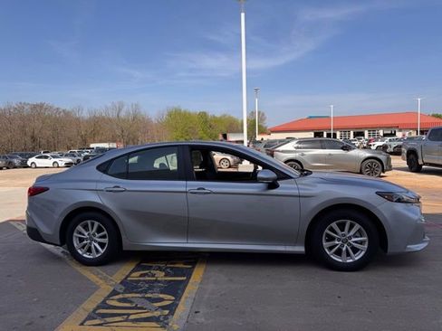 Used 2025 Toyota Camry LE image 4