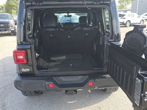 Used 2019 Jeep Wrangler Unlimited Sahara w/ Dual Top Group AWD/4WD image 22