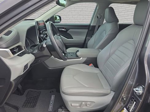 Used 2021 Toyota Highlander XLE FWD image 17