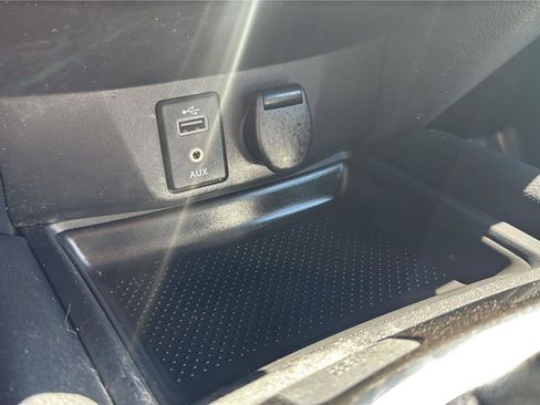 Used 2017 Nissan Rogue SV image 18