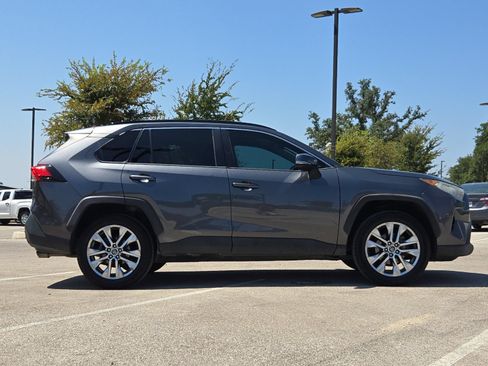 Used 2021 Toyota RAV4 XLE Premium FWD image 6