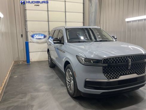 Used 2025 Lincoln Navigator Reserve AWD/4WD image 1