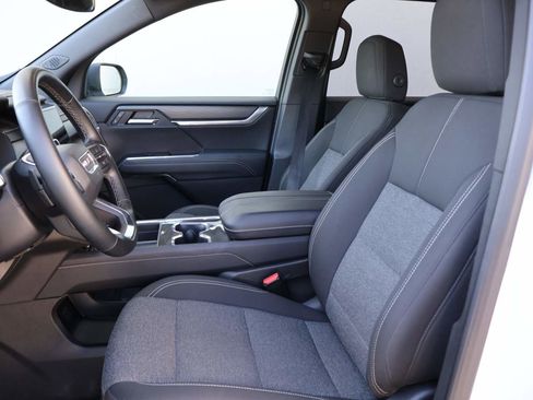 Used 2025 GMC Acadia Elevation image 9