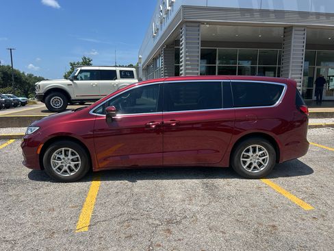 Used 2023 Chrysler Pacifica Touring-L FWD image 8