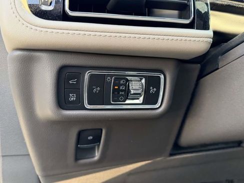 Used 2023 Lincoln Nautilus Reserve AWD/4WD image 23