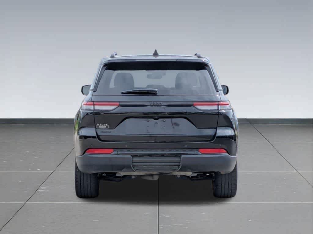 Used 2023 Jeep Grand Cherokee Altitude AWD/4WD image 5