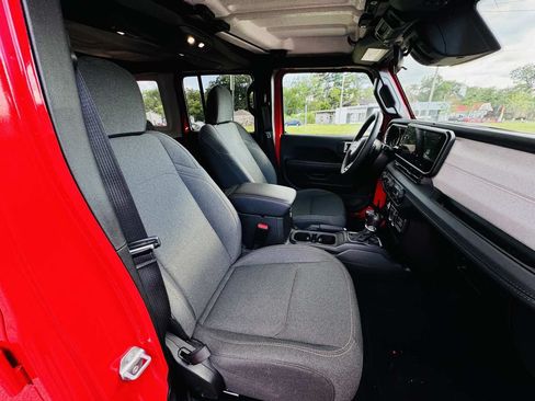 Used 2026 Jeep Wrangler Unlimited Sahara AWD/4WD image 22