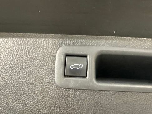 Used 2021 Toyota Highlander XLE FWD image 13