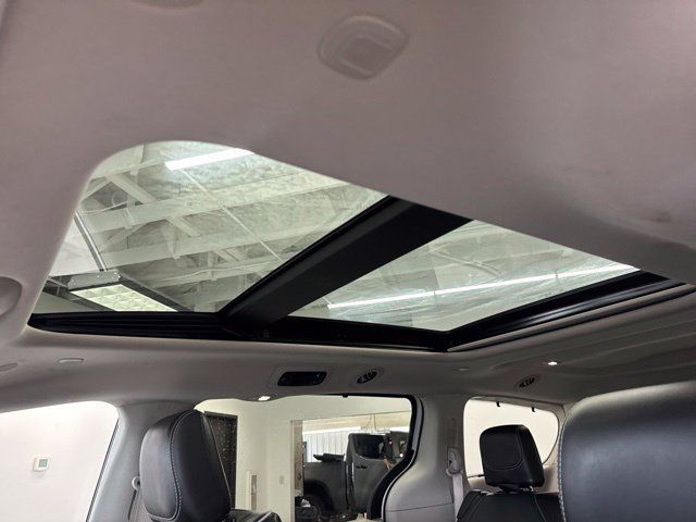 Used 2023 Chrysler Pacifica Limited FWD image 2