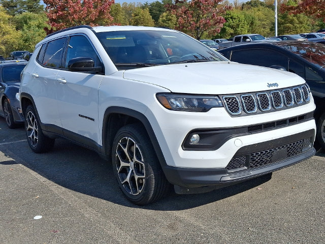 Used 2024 Jeep Compass Latitude AWD/4WD image 3