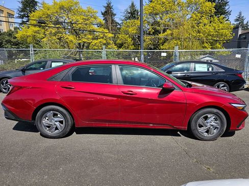 Used 2025 Hyundai Elantra SE FWD image 2