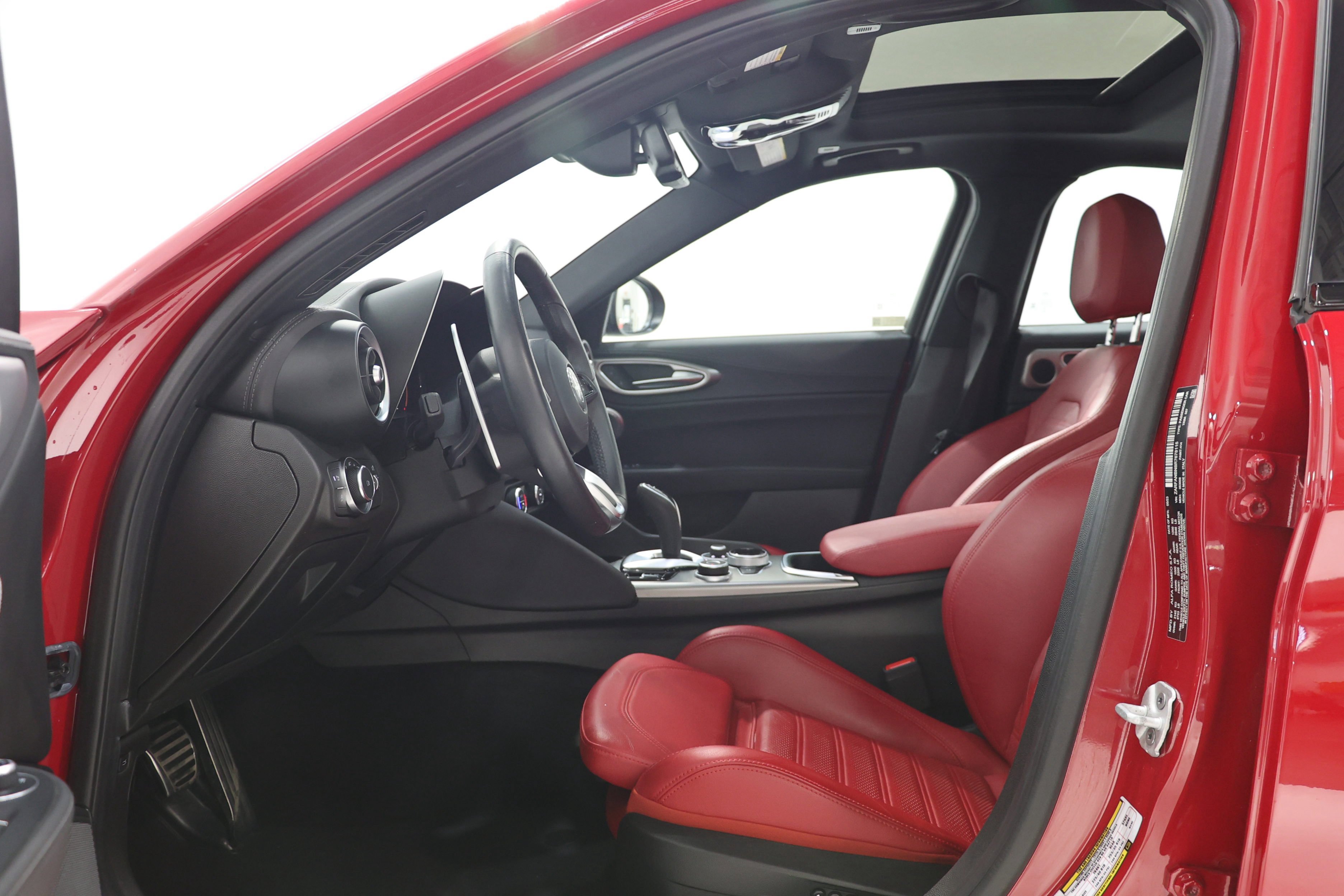 Certified 2024 Alfa Romeo Giulia Veloce AWD/4WD image 16